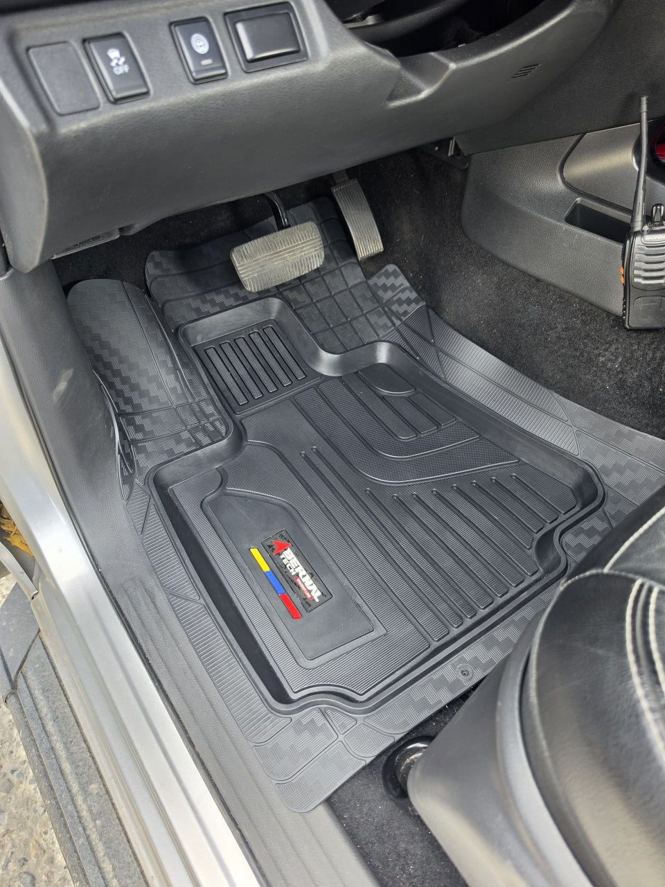 TAPETE PARA CARRO TIPO BANDEJA TERMOFORMADO